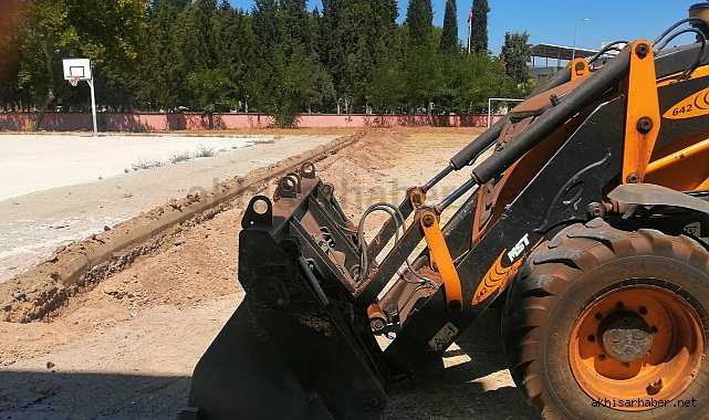 İstiklal Şehit Mustafa Çürük İlkokuluna halı saha yapılıyor