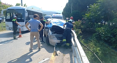 Kavşakta refüje çarpan sürücü hayatını kaybetti