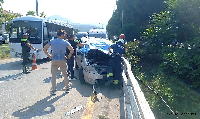Kavşakta refüje çarpan sürücü hayatını kaybetti