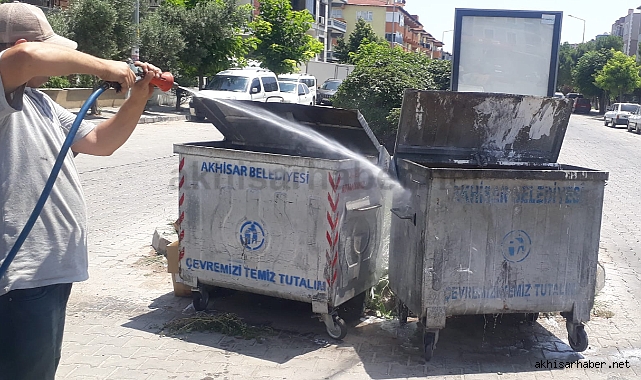 Kurban bayramında yoğun kullanılan çöp konteynırları temizleniyor