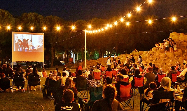 Açık hava sinema gecesinde 'Yaşamak Güzel Şey' filmi sahnelendi