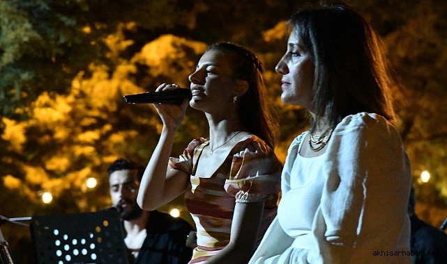 Açık hava yaz konserlerinde yerel sanatçılar muhteşem gece yaşattı