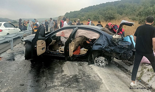 Akhisar-Balıkesir arası otobanda feci kaza 1 ölü 4 yaralı