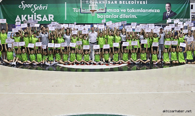 Akhisar Belediyespor Yaz Spor Okulları Sporcularını Onurlandırdı!