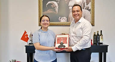 Akhisar birincisi Hatice Yıldırım, Başkan Besim Dutlulu'nun konuğu oldu