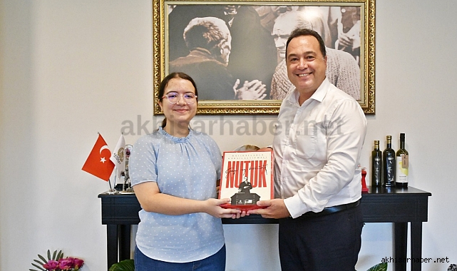 Akhisar birincisi Hatice Yıldırım, Başkan Besim Dutlulu'nun konuğu oldu