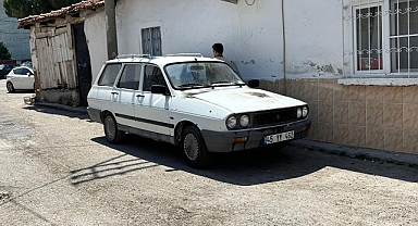 Akhisar'da seyir halindeki otomobil yandı