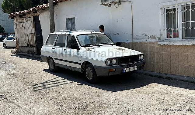 Akhisar'da seyir halindeki otomobil yandı