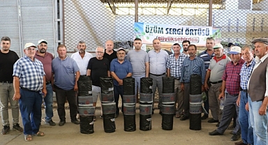 Akhisar'da Üretici Üzüm sergi örtüsünü teslim aldı