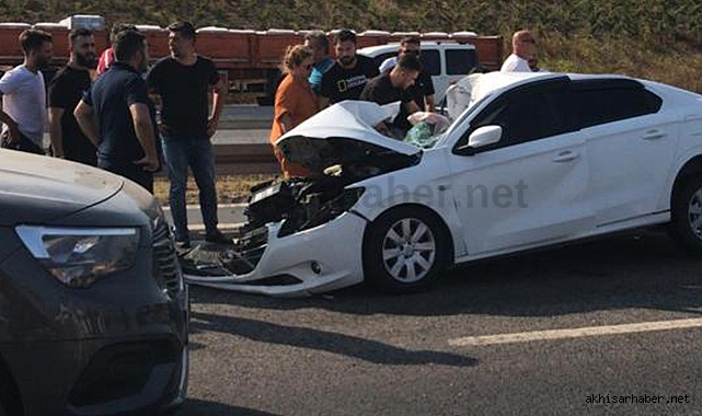 Akhisar-Soma arası Midibüs ve Otomobil Çarpıştı: 20 Kişi Yaralandı