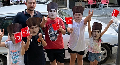 Akhisar Ülkü Ocakları Zafer Bayramı öncesi Türk Bayrağı ve Atatürk maskesi dağıttı