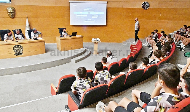 Akhisarlı genç futbolculara futbol analiz eğitimi verildi