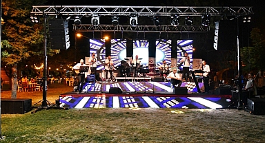 Akhisarlılar, Açık Hava Yaz Konserleri ile Yaz Akşamlarının Keyfini Çıkarıyor