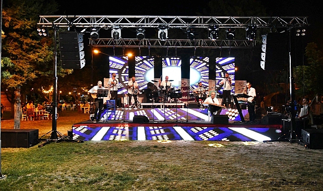 Akhisarlılar, Açık Hava Yaz Konserleri ile Yaz Akşamlarının Keyfini Çıkarıyor