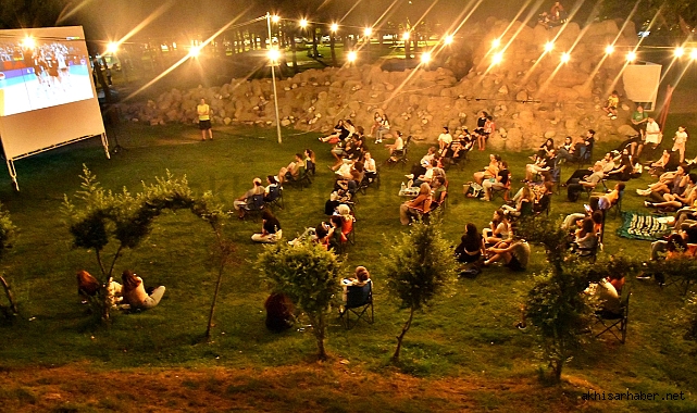 Akhisarlılar, Dev Ekranda Milli Kadın Voleybol Takımı Zaferini Kutladı