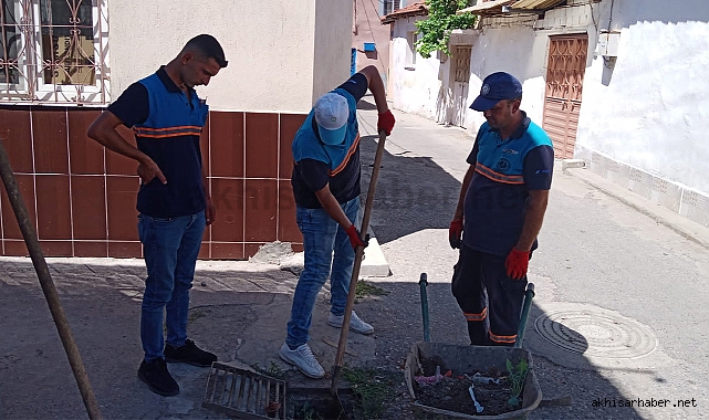 Efendi Mahallesi'nin Yağmur Suyu Izgaraları Temizlendi