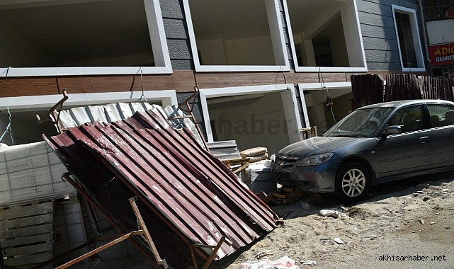Hilaliye Caddesinde direksiyon hakimiyetini kaybetti inşaata girdi