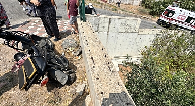 Hızını alamayan elektrikli bisikletli 2 kişi 5 metre aşağı uçtu