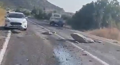 Kaya seyir halindeki kamyonete düştü 1 ölü 3 yaralı