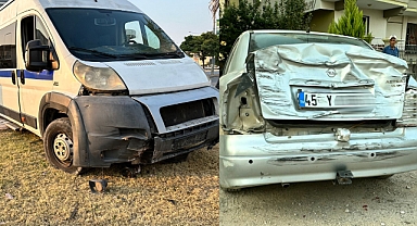 Ring yolunda virajı alamayan midibüs otomobile çarptı