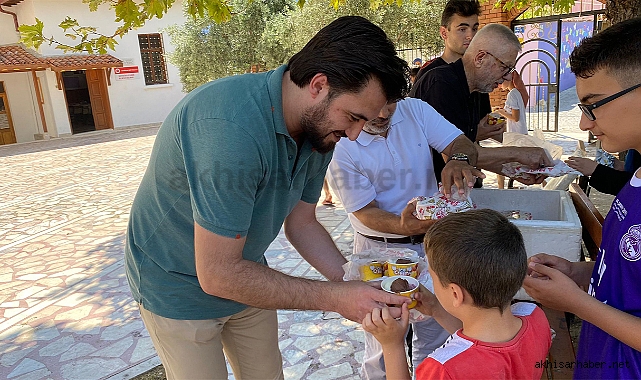 Sıcaktan bunalan öğrencilere dondurma ikramı