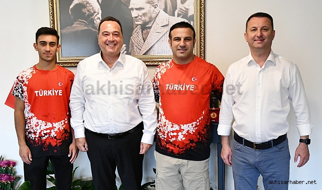 Akhisar Belediye Başkanı Besim Dutlulu, Milli Atlet Hasan Uzun'u konuk etti