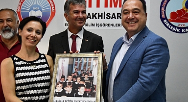 Akhisar Belediye Başkanı Dutlulu, Eğitim-İş Sendikası'na Ziyarette Bulundu