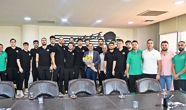 Akhisar Belediye Basketbol Kulübü Yeni Sezon Öncesi Başkan Besim Dutlulu'yu Ziyaret Etti