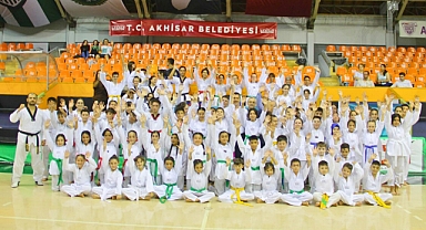 Akhisar Belediye Taekwondo takımında 65 sporcu üst kemere terfi etti