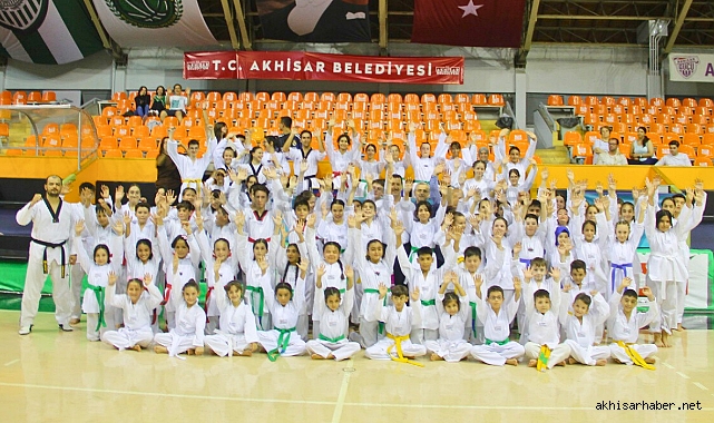 Akhisar Belediye Taekwondo takımında 65 sporcu üst kemere terfi etti