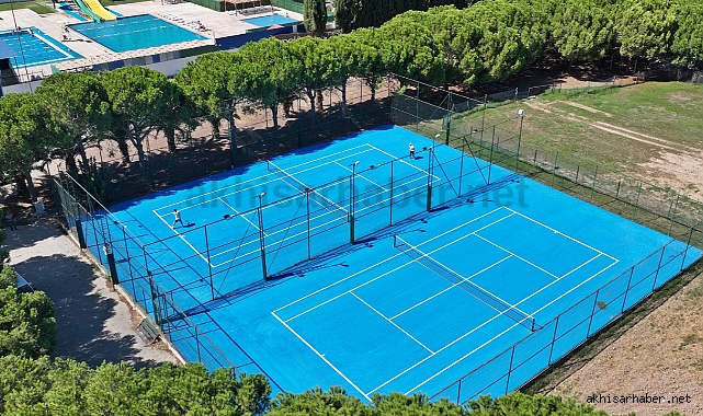 Akhisar'da atıl durumdaki tenis kortları faaliyete geçti