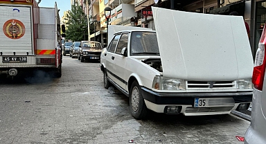 Akhisar'da park halindeki araç yandı