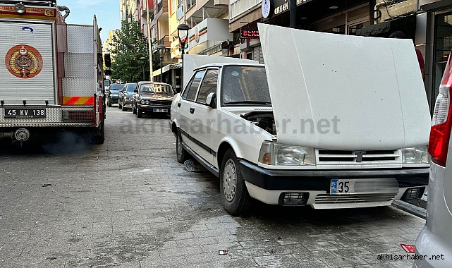 Akhisar'da park halindeki araç yandı