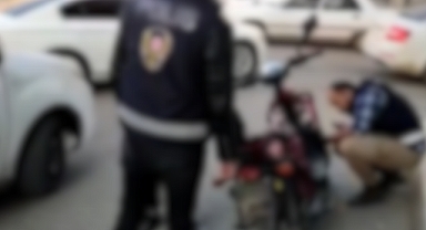 Akhisar'da polis şüphelenip durduğu motosiklet çalıntı çıktı