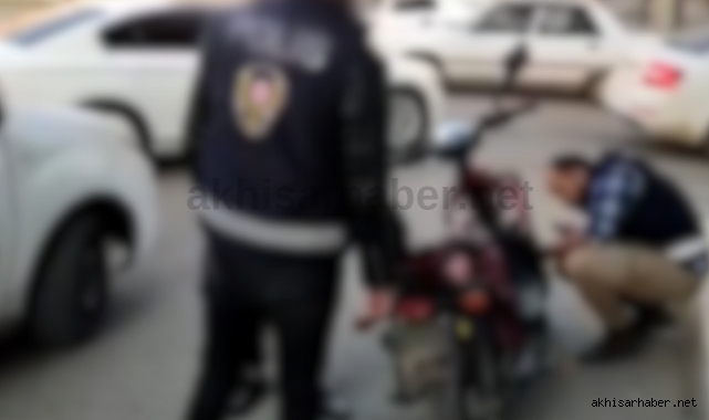 Akhisar'da polis şüphelenip durduğu motosiklet çalıntı çıktı