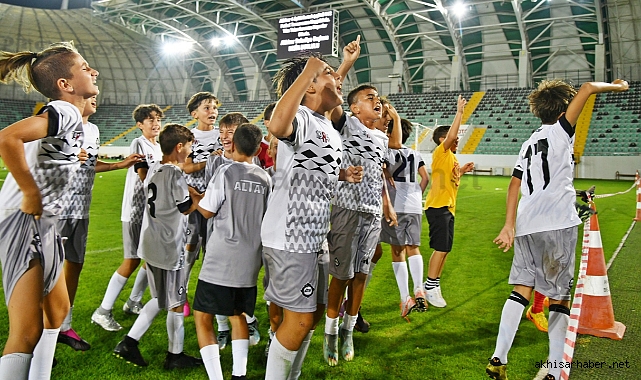Akhisar'ın 101. Kurtuluş Yılında U-12 Futbol Turnuvası Coşkusu