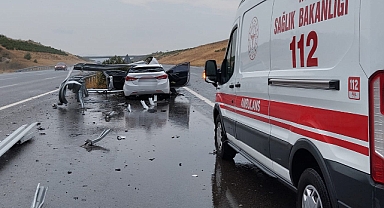Akhisar otobanda kaza 3 kişi yaralandı