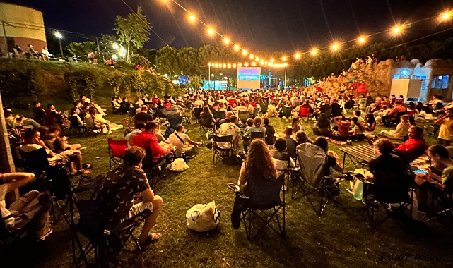 Akhisarlılar Filenin Sultanları'nın Avrupa şampiyonluğunu dev ekranda izlediler