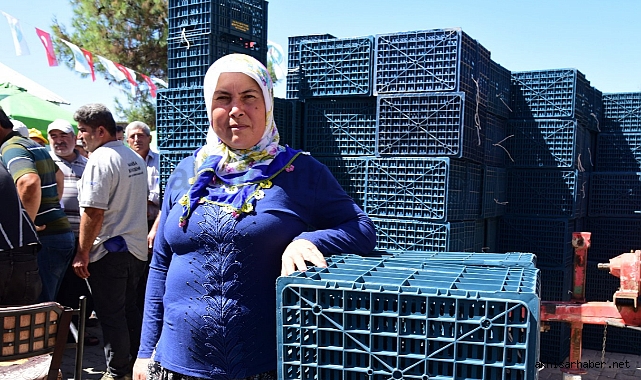 Gördesli çiftçiye  9000 Meyve Kasası Dağıtıldı