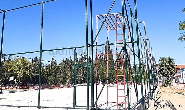 İstiklal Şehit Mustafa Çürük Okulu'nda halı saha hızla ilerliyor