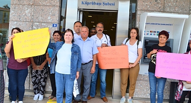 Köprübaşı'nda banka şubesinin kapatılması kararına vatandaş tepki gösterdi