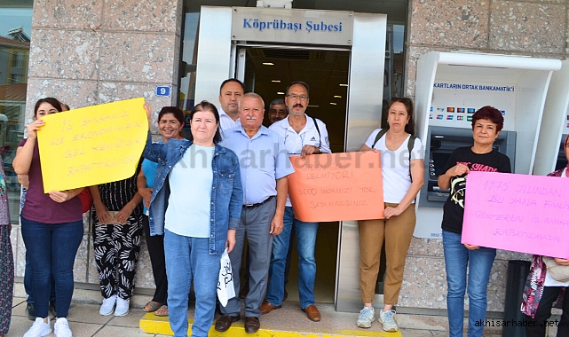 Köprübaşı'nda banka şubesinin kapatılması kararına vatandaş tepki gösterdi
