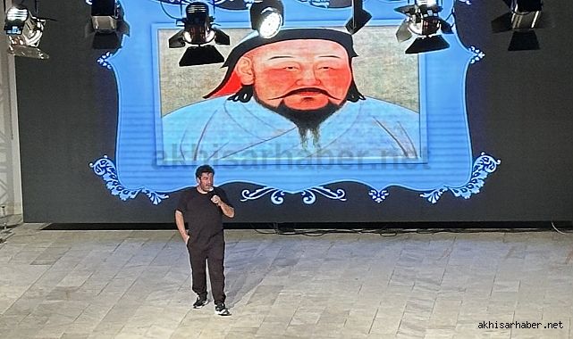 Türkiye'nin en ilginç tarih öğretmeni Cumhur Sarı Akhisar'da sahne aldı