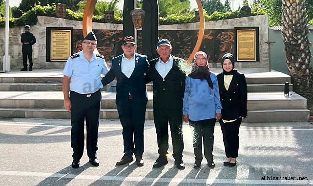 Verdiği hukuk mücadelesini kazanan gaziye rozeti takıldı