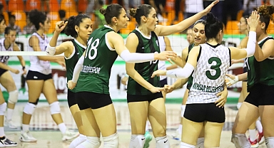 Akhisar Belediye Voleybol Takımı, Bergama Belediyespor'a set vermedi