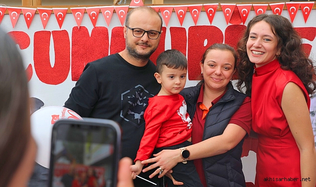 Akhisar Belediyesi Mahalle Kreşleri Miniklerinden 100. Yıl coşkusu