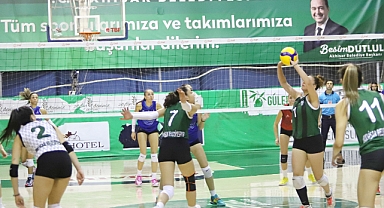 Akhisar Belediyespor Kadın Voleybol takımı İzmir'i rahat geçti