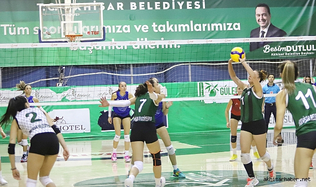 Akhisar Belediyespor Kadın Voleybol takımı İzmir'i rahat geçti