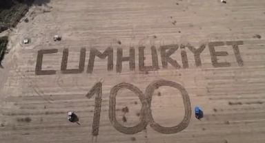Akhisar'da çiftçi tarlasına Cumhuriyet 100 yazdı