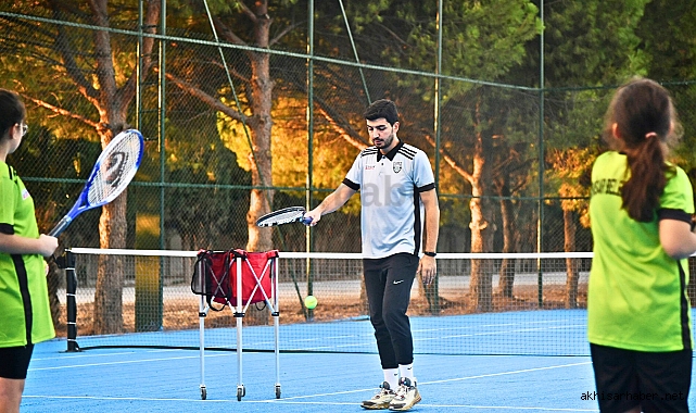 Akhisar'da Gençler Tenis Kortunda Antrenmanlara Başladı